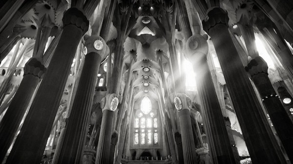 Sagrada-Familia-Black-and-White-11-600x336